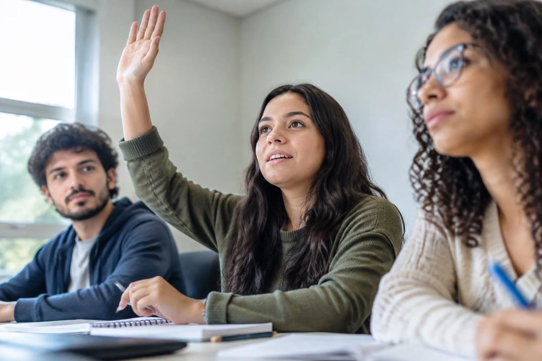 Grupo pequeno lendo folhas de argumentos em volta de uma mesa comprida